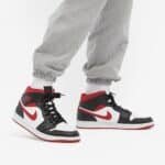 ⁦Nike Air Jordan 1 Mid Black Gym Red⁩ – תמונה ⁦4⁩