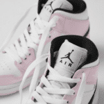⁦Nike Air Jordan 1Mid Barely Rose⁩ – תמונה ⁦4⁩