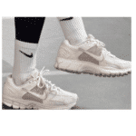 ⁦Nike Zoom Vomero 5  Sail Light Orewood Brown - נייק זום⁩ – תמונה ⁦2⁩