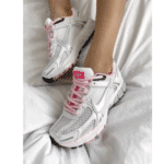 ⁦Nike Zoom Vomero 5 White Pink - נייק זום⁩ – תמונה ⁦4⁩