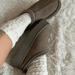 ⁦UGG Tazz Platform Dark Brown - כפכפי האג טאז⁩ – תמונה ⁦5⁩