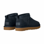 ⁦חום - מגפי מיני של ‪UGG‬ דגם Classic Ultra⁩ – תמונה ⁦16⁩