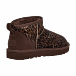 ⁦חום - מגפי מיני של ‪UGG‬ דגם Classic Ultra⁩ – תמונה ⁦4⁩