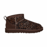 ⁦חום - מגפי מיני של ‪UGG‬ דגם Classic Ultra⁩ – תמונה ⁦5⁩