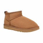 ⁦חום - מגפי מיני של ‪UGG‬ דגם Classic Ultra⁩ – תמונה ⁦2⁩