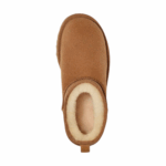 ⁦חום - מגפי מיני של ‪UGG‬ דגם Classic Ultra⁩ – תמונה ⁦11⁩
