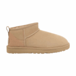 ⁦חום - מגפי מיני של ‪UGG‬ דגם Classic Ultra⁩ – תמונה ⁦3⁩