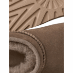 ⁦חום - מגפי מיני של ‪UGG‬ דגם Classic Ultra⁩ – תמונה ⁦29⁩