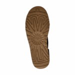 ⁦חום - מגפי מיני של ‪UGG‬ דגם Classic Ultra⁩ – תמונה ⁦17⁩