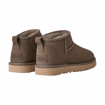 ⁦חום - מגפי מיני של ‪UGG‬ דגם Classic Ultra⁩ – תמונה ⁦14⁩