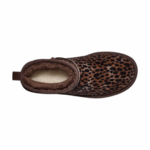 ⁦חום - מגפי מיני של ‪UGG‬ דגם Classic Ultra⁩ – תמונה ⁦18⁩