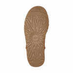 ⁦חום - מגפי מיני של ‪UGG‬ דגם Classic Ultra⁩ – תמונה ⁦7⁩