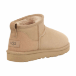 ⁦חום - מגפי מיני של ‪UGG‬ דגם Classic Ultra⁩ – תמונה ⁦19⁩