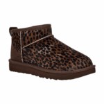 ⁦חום - מגפי מיני של ‪UGG‬ דגם Classic Ultra⁩ – תמונה ⁦20⁩