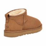 ⁦חום - מגפי מיני של ‪UGG‬ דגם Classic Ultra⁩ – תמונה ⁦22⁩