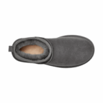⁦חום - מגפי מיני של ‪UGG‬ דגם Classic Ultra⁩ – תמונה ⁦23⁩