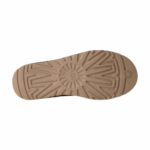 ⁦חום - מגפי מיני של ‪UGG‬ דגם Classic Ultra⁩ – תמונה ⁦25⁩