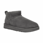 ⁦חום - מגפי מיני של ‪UGG‬ דגם Classic Ultra⁩ – תמונה ⁦28⁩