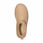 ⁦חום - מגפי מיני של ‪UGG‬ דגם Classic Ultra⁩ – תמונה ⁦27⁩