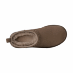 ⁦חום - מגפי מיני של ‪UGG‬ דגם Classic Ultra⁩ – תמונה ⁦26⁩