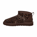⁦חום - מגפי מיני של ‪UGG‬ דגם Classic Ultra⁩ – תמונה ⁦31⁩